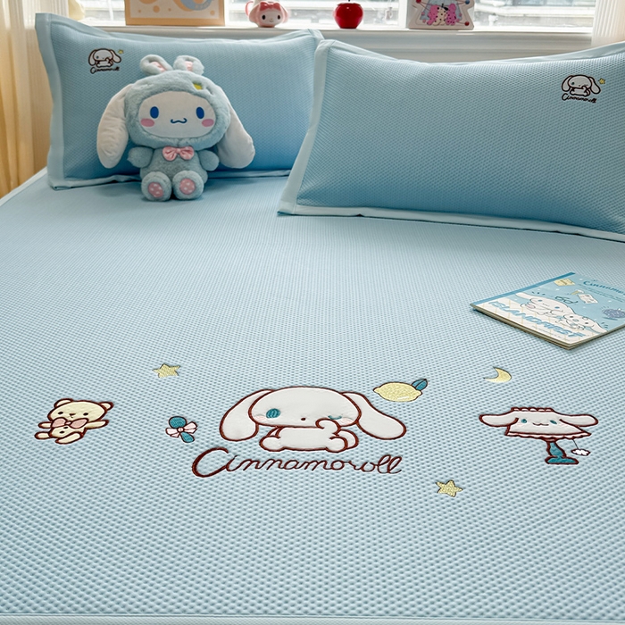 91家纺网 家纺一手货源 找家纺 蓝邻家纺 2025年新款PE提花正版三丽鸥刺绣凉席系列-场景二 熊仔玉桂狗