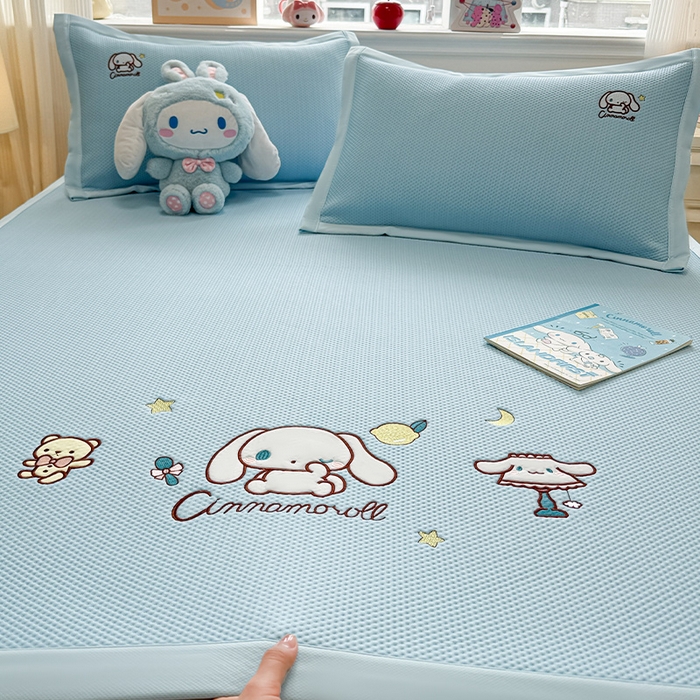 91家纺网 家纺一手货源 找家纺 蓝邻家纺 2025年新款PE提花正版三丽鸥刺绣凉席系列-场景二 熊仔玉桂狗