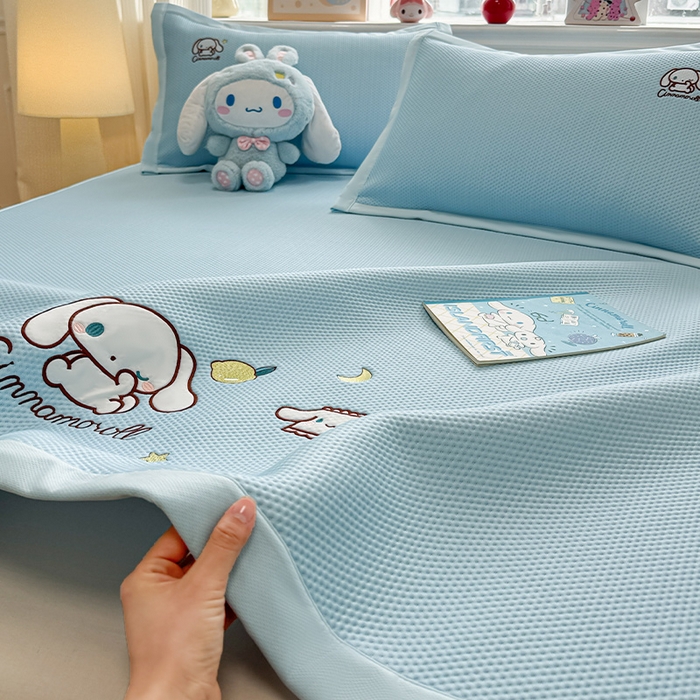 91家纺网 家纺一手货源 找家纺 蓝邻家纺 2025年新款PE提花正版三丽鸥刺绣凉席系列-场景二 熊仔玉桂狗