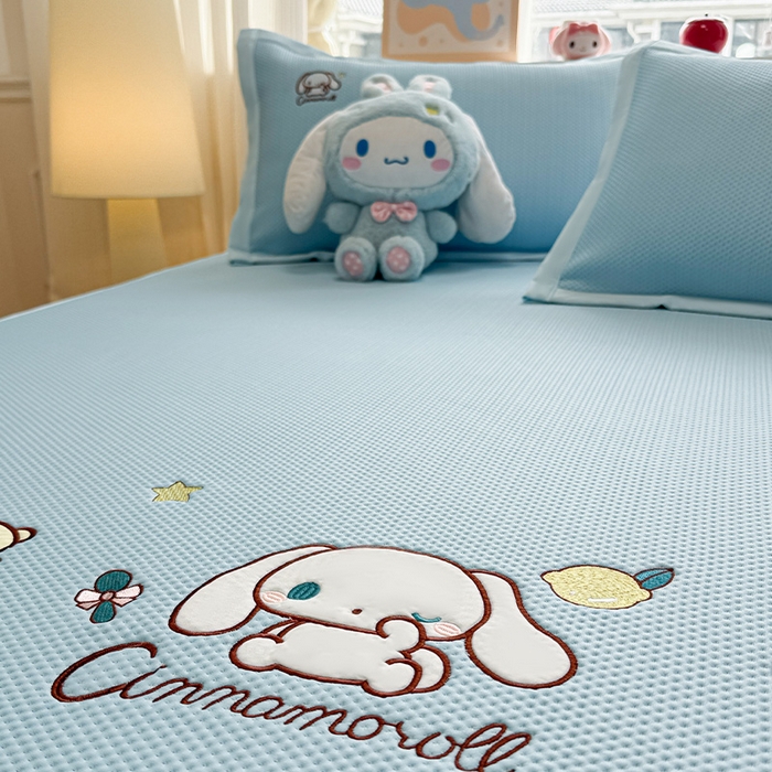 91家纺网 家纺一手货源 找家纺 蓝邻家纺 2025年新款PE提花正版三丽鸥刺绣凉席系列-场景二 熊仔玉桂狗