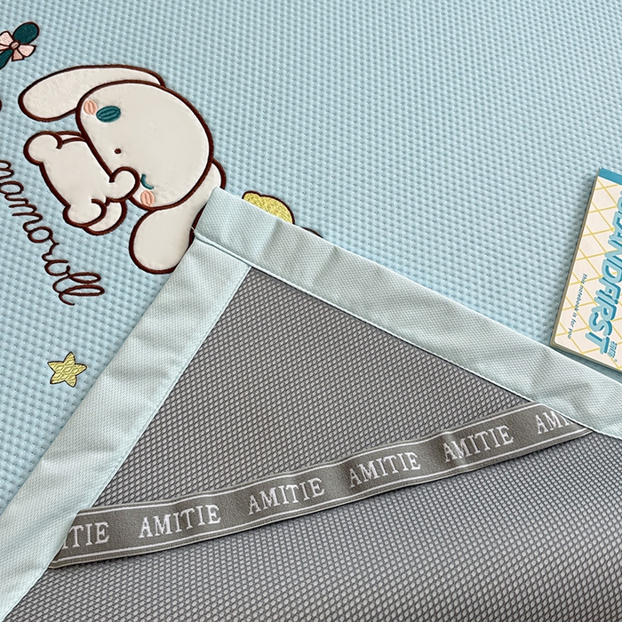 91家纺网 家纺一手货源 找家纺 蓝邻家纺 2025年新款PE提花正版三丽鸥刺绣凉席系列-场景二 熊仔玉桂狗