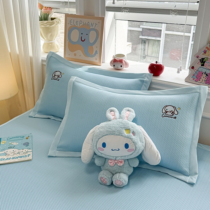 91家纺网 家纺一手货源 找家纺 蓝邻家纺 2025年新款PE提花正版三丽鸥刺绣凉席系列-场景二 熊仔玉桂狗