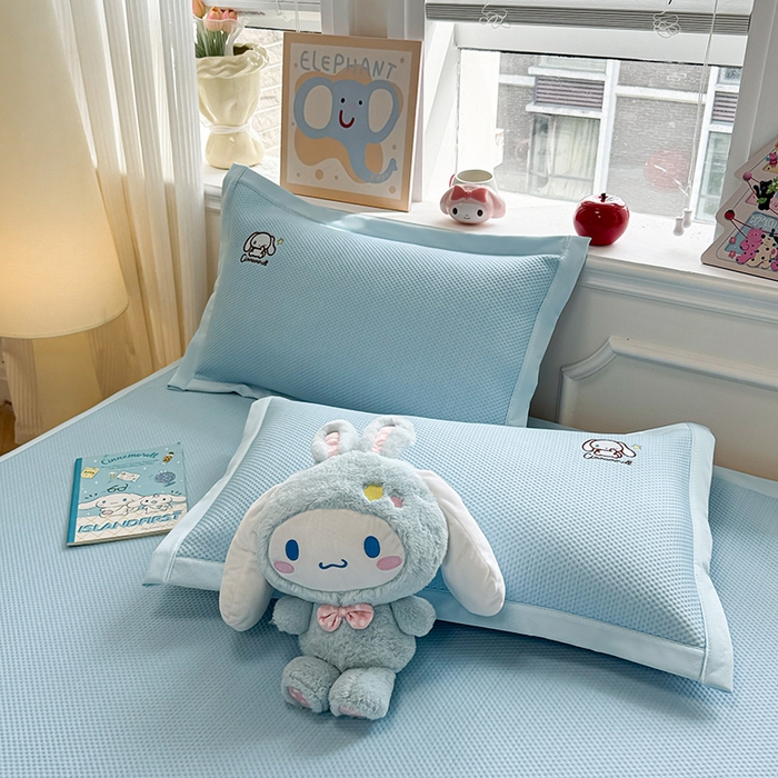 91家纺网 家纺一手货源 找家纺 蓝邻家纺 2025年新款PE提花正版三丽鸥刺绣凉席系列-场景二 熊仔玉桂狗