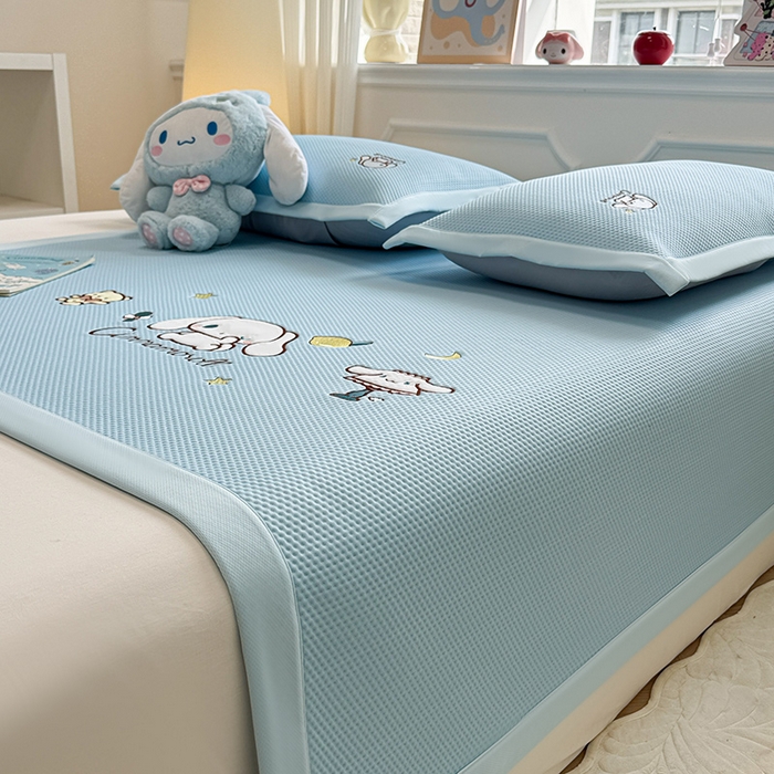 91家纺网 家纺一手货源 找家纺 蓝邻家纺 2025年新款PE提花正版三丽鸥刺绣凉席系列-场景二 熊仔玉桂狗