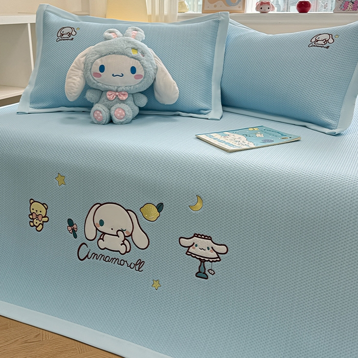 91家纺网 家纺一手货源 找家纺 蓝邻家纺 2025年新款PE提花正版三丽鸥刺绣凉席系列-场景二 熊仔玉桂狗