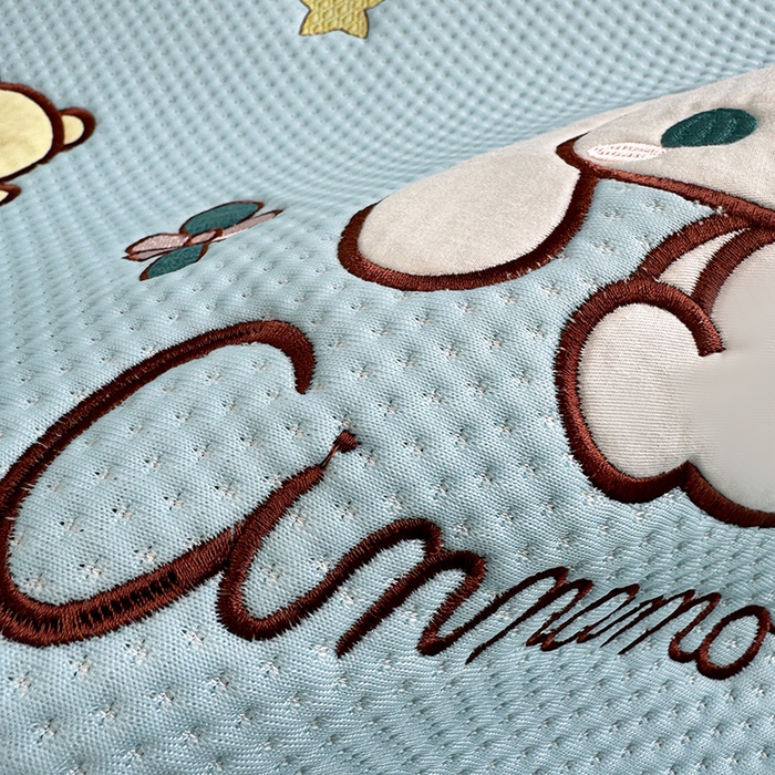 91家纺网 家纺一手货源 找家纺 蓝邻家纺 2025年新款PE提花正版三丽鸥刺绣凉席系列-场景二 熊仔玉桂狗