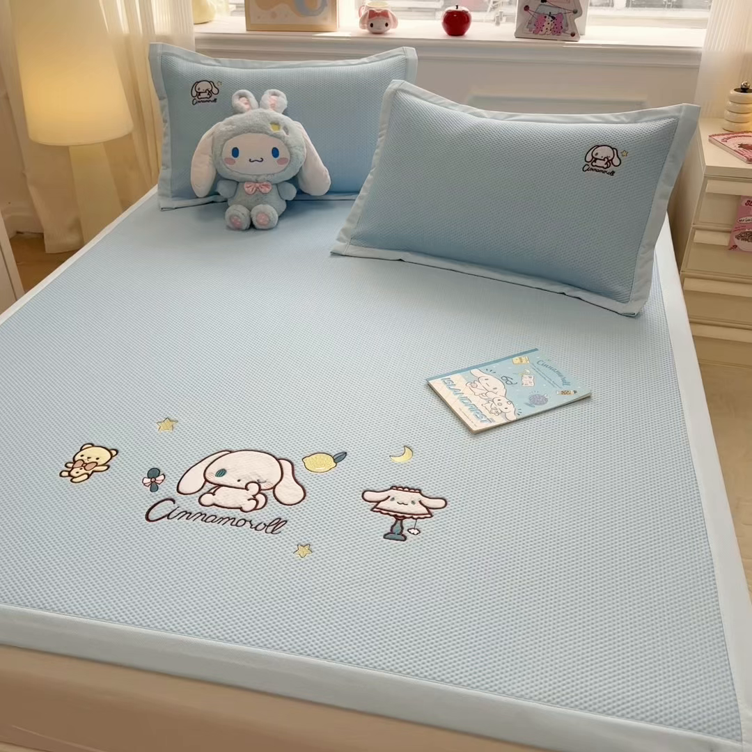 91家纺网 家纺一手货源 找家纺 蓝邻家纺 2025年新款PE提花正版三丽鸥刺绣凉席系列-场景二 熊仔玉桂狗