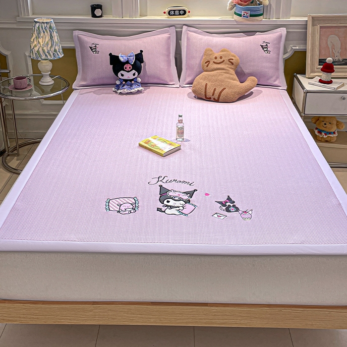 91家纺网 家纺一手货源 找家纺 （总）蓝邻家纺 2025年新款PE提花正版三丽鸥刺绣凉席系列-场景一