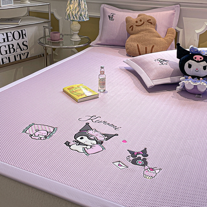 91家纺网 家纺一手货源 找家纺 （总）蓝邻家纺 2025年新款PE提花正版三丽鸥刺绣凉席系列-场景一