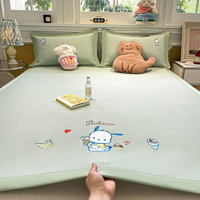 91家纺网 家纺一手货源 找家纺 蓝邻家纺 2025年新款PE提花正版三丽鸥刺绣凉席系列-场景一 爱心帕恰狗