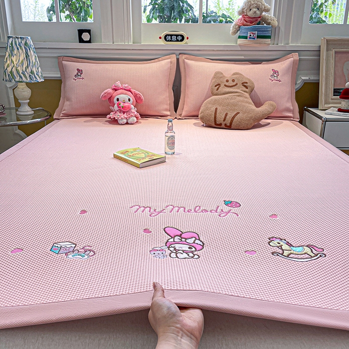 91家纺网 家纺一手货源 找家纺 蓝邻家纺 2025年新款PE提花正版三丽鸥刺绣凉席系列-场景一 木马美乐蒂