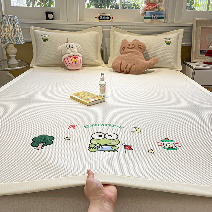 91家纺网 家纺一手货源 找家纺 蓝邻家纺 2025年新款PE提花正版三丽鸥刺绣凉席系列-场景一 三眼仔