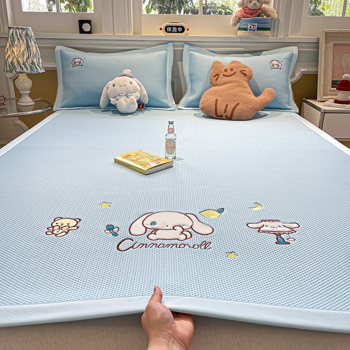 91家纺网 家纺一手货源 找家纺 蓝邻家纺 2025年新款PE提花正版三丽鸥刺绣凉席系列-场景一 熊仔玉桂狗