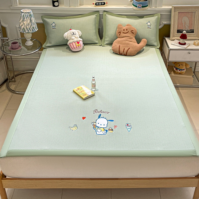 91家纺网 家纺一手货源 找家纺 蓝邻家纺 2025年新款PE提花正版三丽鸥刺绣凉席系列-场景一 爱心帕恰狗