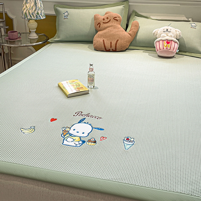 91家纺网 家纺一手货源 找家纺 蓝邻家纺 2025年新款PE提花正版三丽鸥刺绣凉席系列-场景一 爱心帕恰狗