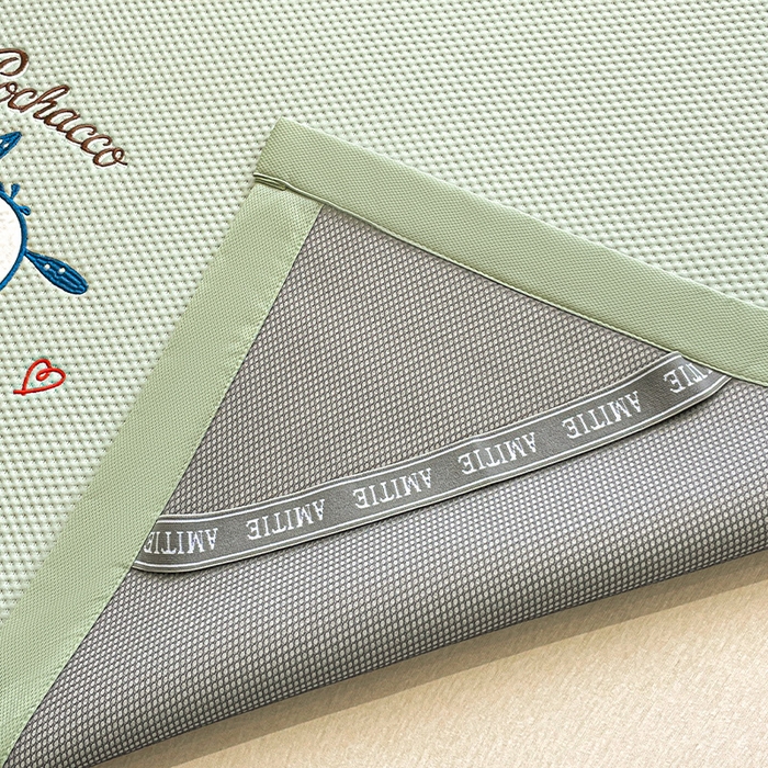 91家纺网 家纺一手货源 找家纺 蓝邻家纺 2025年新款PE提花正版三丽鸥刺绣凉席系列-场景一 爱心帕恰狗