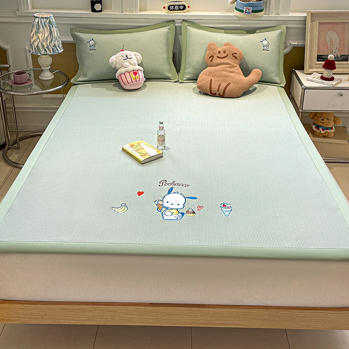 91家纺网 家纺一手货源 找家纺 蓝邻家纺 2025年新款PE提花正版三丽鸥刺绣凉席系列-场景一 爱心帕恰狗