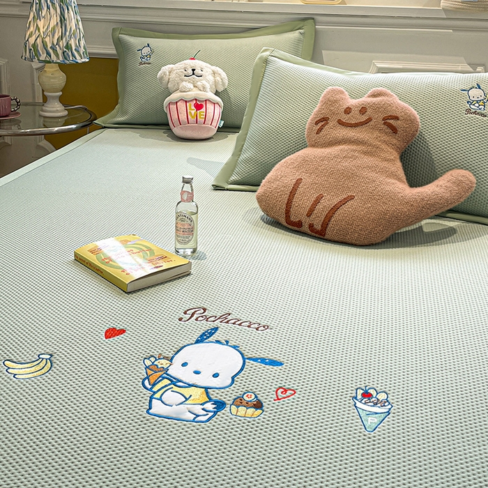 91家纺网 家纺一手货源 找家纺 蓝邻家纺 2025年新款PE提花正版三丽鸥刺绣凉席系列-场景一 爱心帕恰狗