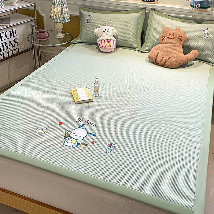 91家纺网 家纺一手货源 找家纺 蓝邻家纺 2025年新款PE提花正版三丽鸥刺绣凉席系列-场景一 爱心帕恰狗