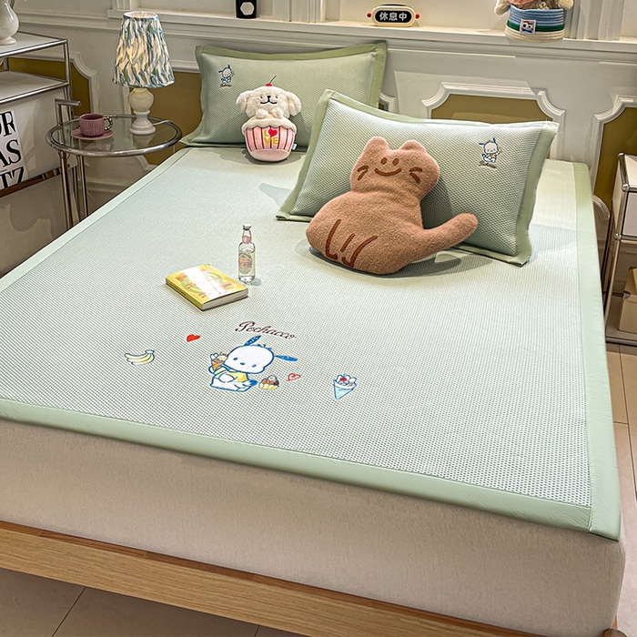 91家纺网 家纺一手货源 找家纺 蓝邻家纺 2025年新款PE提花正版三丽鸥刺绣凉席系列-场景一 爱心帕恰狗