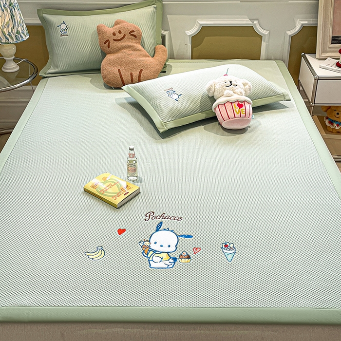 91家纺网 家纺一手货源 找家纺 蓝邻家纺 2025年新款PE提花正版三丽鸥刺绣凉席系列-场景一 爱心帕恰狗