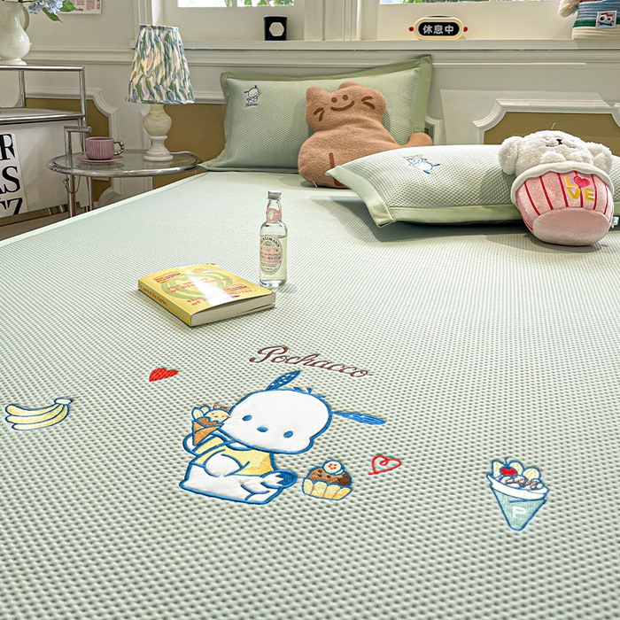 91家纺网 家纺一手货源 找家纺 蓝邻家纺 2025年新款PE提花正版三丽鸥刺绣凉席系列-场景一 爱心帕恰狗