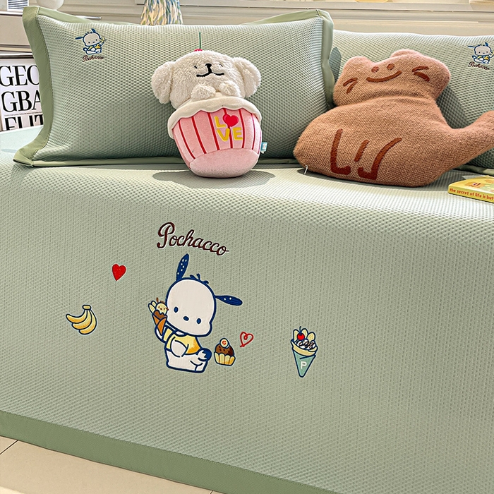 91家纺网 家纺一手货源 找家纺 蓝邻家纺 2025年新款PE提花正版三丽鸥刺绣凉席系列-场景一 爱心帕恰狗