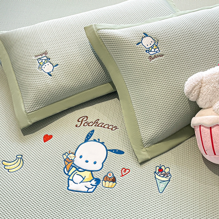 91家纺网 家纺一手货源 找家纺 蓝邻家纺 2025年新款PE提花正版三丽鸥刺绣凉席系列-场景一 爱心帕恰狗