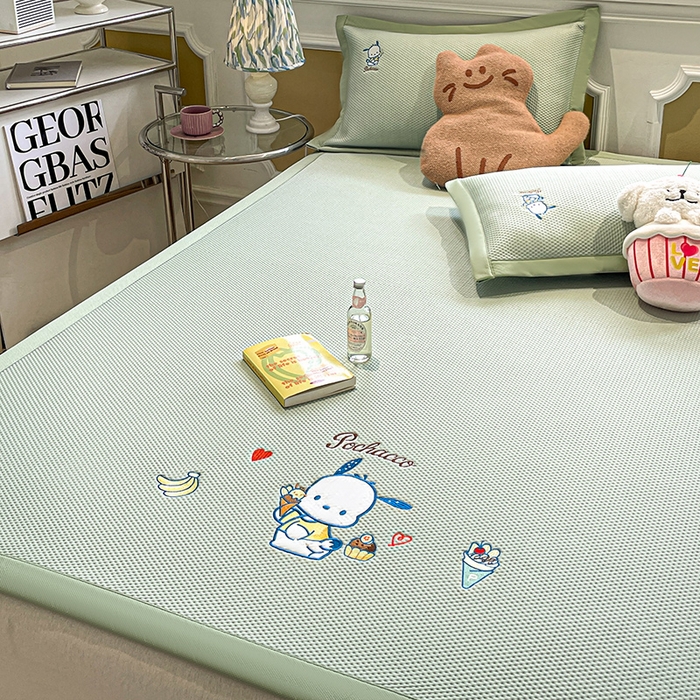 91家纺网 家纺一手货源 找家纺 蓝邻家纺 2025年新款PE提花正版三丽鸥刺绣凉席系列-场景一 爱心帕恰狗