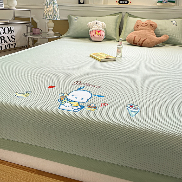 91家纺网 家纺一手货源 找家纺 蓝邻家纺 2025年新款PE提花正版三丽鸥刺绣凉席系列-场景一 爱心帕恰狗