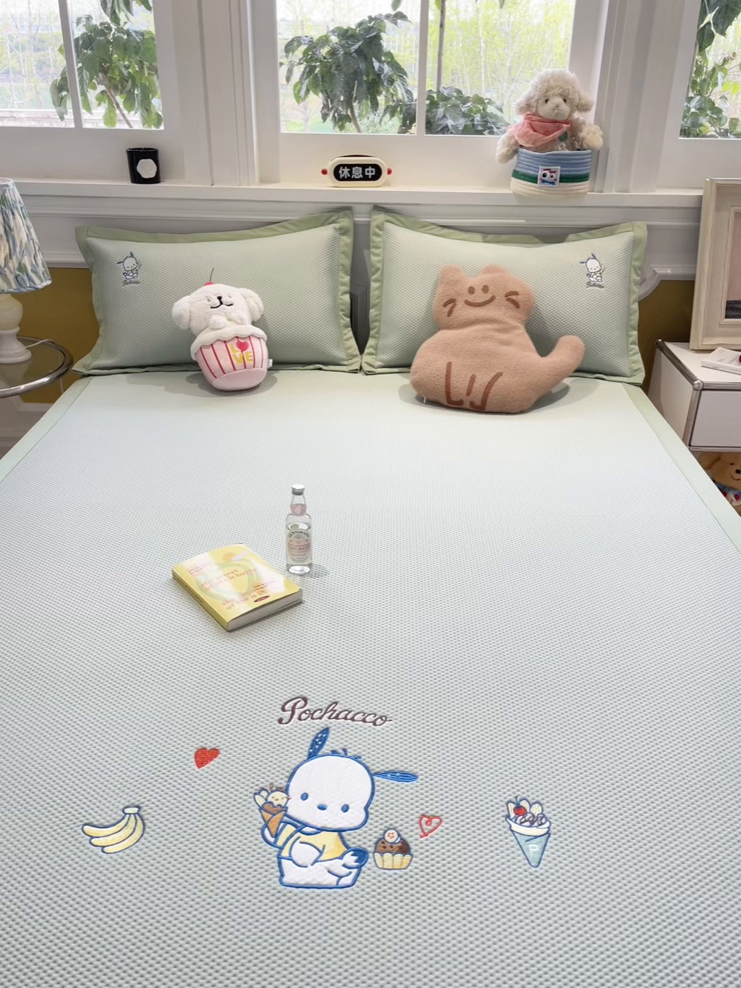 91家纺网 家纺一手货源 找家纺 蓝邻家纺 2025年新款PE提花正版三丽鸥刺绣凉席系列-场景一 爱心帕恰狗