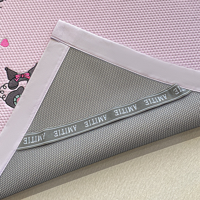 91家纺网 家纺一手货源 找家纺 蓝邻家纺 2025年新款PE提花正版三丽鸥刺绣凉席系列-场景一 抱枕库洛米