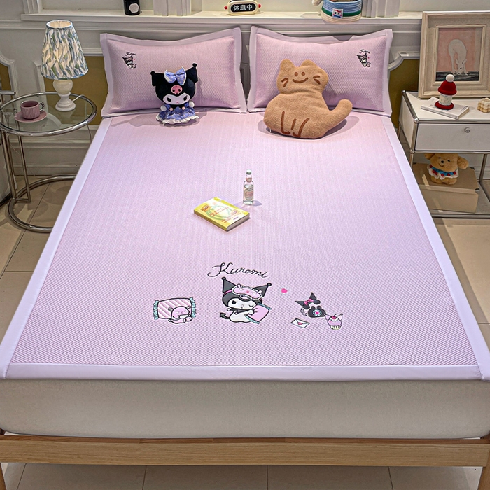 91家纺网 家纺一手货源 找家纺 蓝邻家纺 2025年新款PE提花正版三丽鸥刺绣凉席系列-场景一 抱枕库洛米