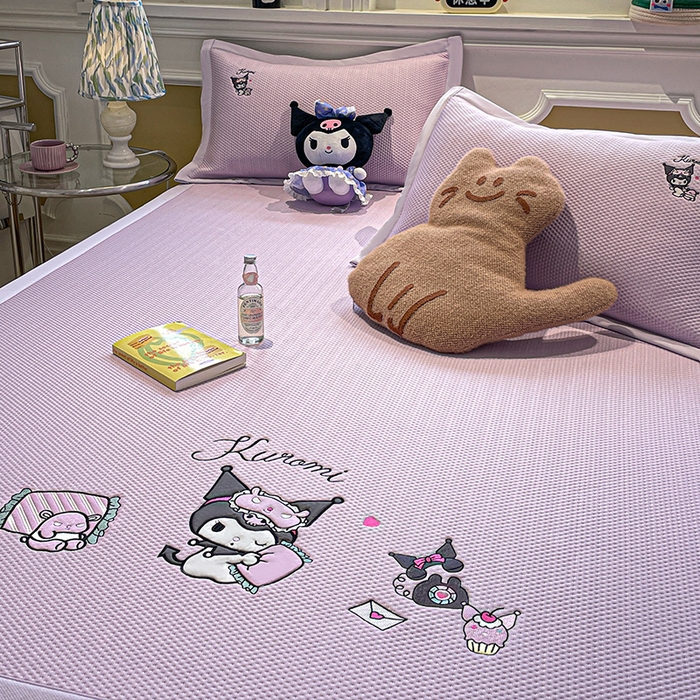 91家纺网 家纺一手货源 找家纺 蓝邻家纺 2025年新款PE提花正版三丽鸥刺绣凉席系列-场景一 抱枕库洛米