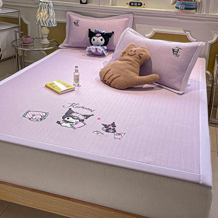 91家纺网 家纺一手货源 找家纺 蓝邻家纺 2025年新款PE提花正版三丽鸥刺绣凉席系列-场景一 抱枕库洛米