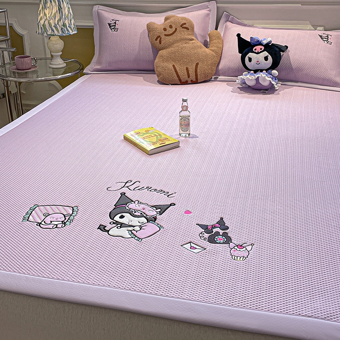 91家纺网 家纺一手货源 找家纺 蓝邻家纺 2025年新款PE提花正版三丽鸥刺绣凉席系列-场景一 抱枕库洛米