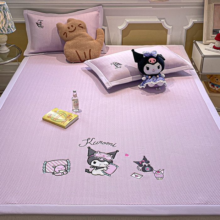 91家纺网 家纺一手货源 找家纺 蓝邻家纺 2025年新款PE提花正版三丽鸥刺绣凉席系列-场景一 抱枕库洛米