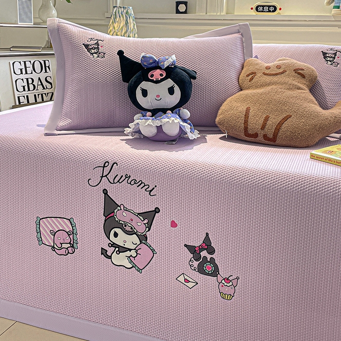 91家纺网 家纺一手货源 找家纺 蓝邻家纺 2025年新款PE提花正版三丽鸥刺绣凉席系列-场景一 抱枕库洛米