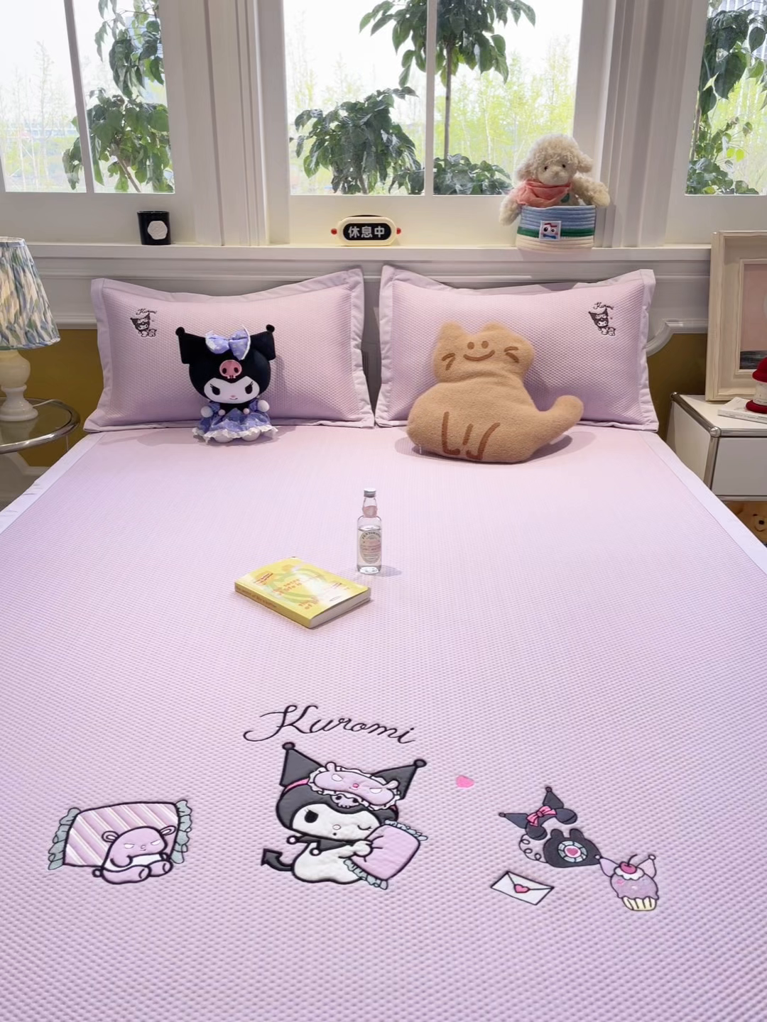 91家纺网 家纺一手货源 找家纺 蓝邻家纺 2025年新款PE提花正版三丽鸥刺绣凉席系列-场景一 抱枕库洛米