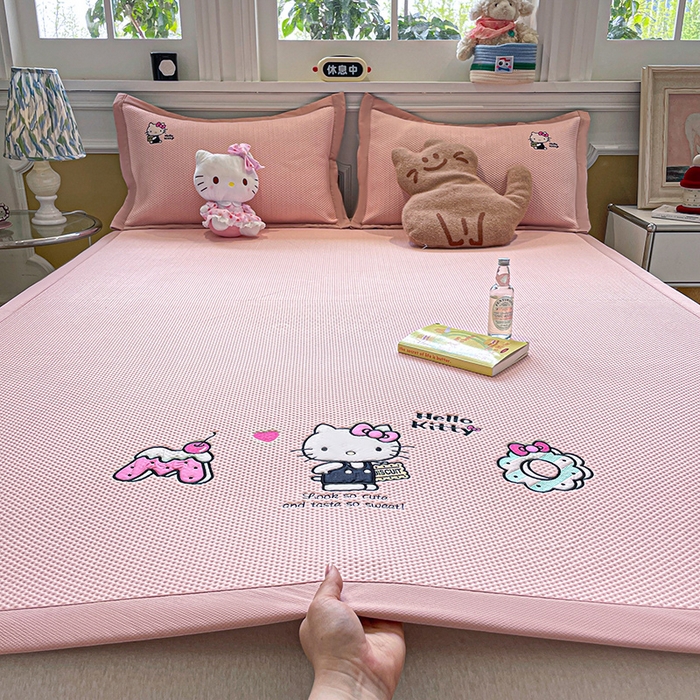 蓝邻家纺 2025年新款PE提花正版三丽鸥刺绣凉席系列-场景一 魔法凯蒂猫