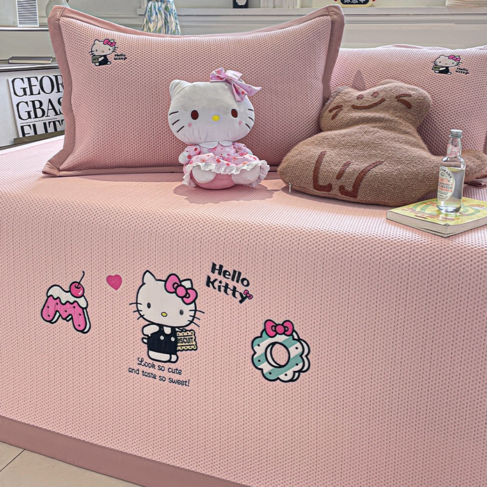 91家纺网 家纺一手货源 找家纺 蓝邻家纺 2025年新款PE提花正版三丽鸥刺绣凉席系列-场景一 魔法凯蒂猫