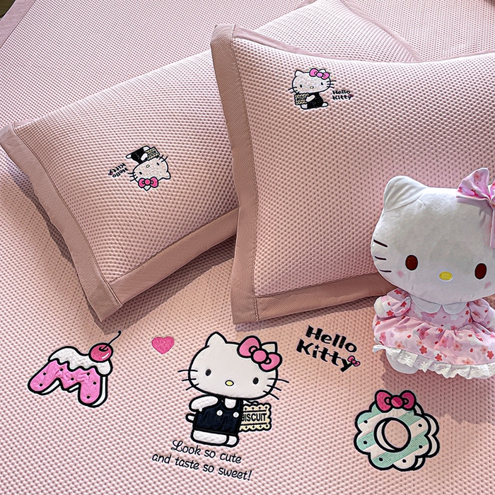 91家纺网 家纺一手货源 找家纺 蓝邻家纺 2025年新款PE提花正版三丽鸥刺绣凉席系列-场景一 魔法凯蒂猫