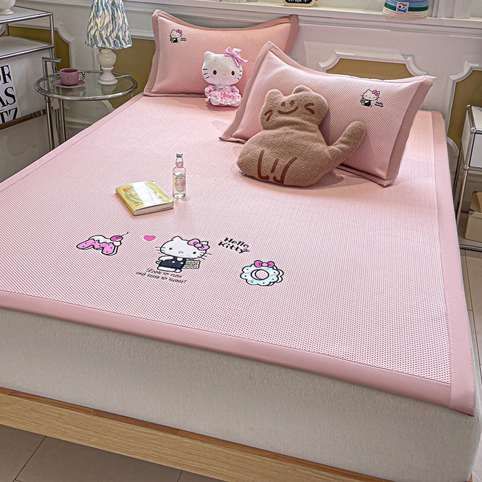 91家纺网 家纺一手货源 找家纺 蓝邻家纺 2025年新款PE提花正版三丽鸥刺绣凉席系列-场景一 魔法凯蒂猫