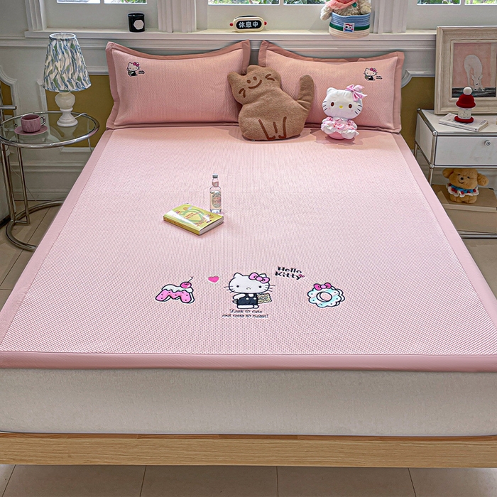 91家纺网 家纺一手货源 找家纺 蓝邻家纺 2025年新款PE提花正版三丽鸥刺绣凉席系列-场景一 魔法凯蒂猫