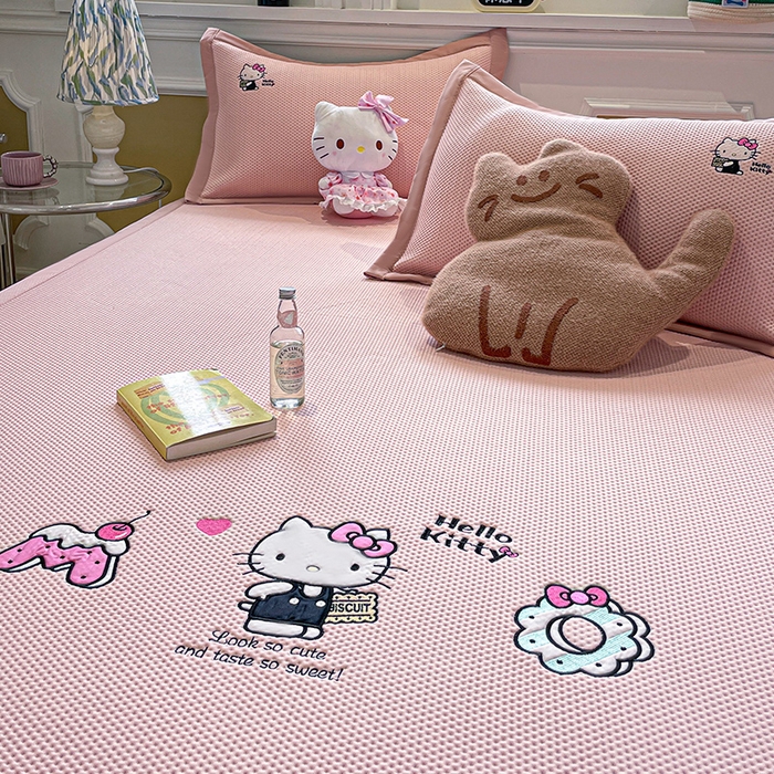 91家纺网 家纺一手货源 找家纺 蓝邻家纺 2025年新款PE提花正版三丽鸥刺绣凉席系列-场景一 魔法凯蒂猫