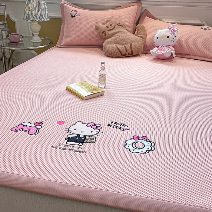 91家纺网 家纺一手货源 找家纺 蓝邻家纺 2025年新款PE提花正版三丽鸥刺绣凉席系列-场景一 魔法凯蒂猫