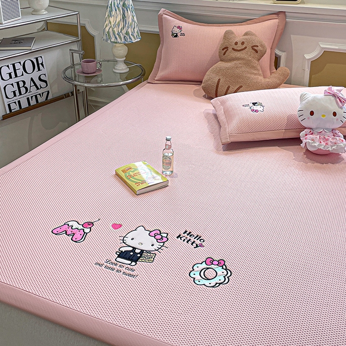 91家纺网 家纺一手货源 找家纺 蓝邻家纺 2025年新款PE提花正版三丽鸥刺绣凉席系列-场景一 魔法凯蒂猫