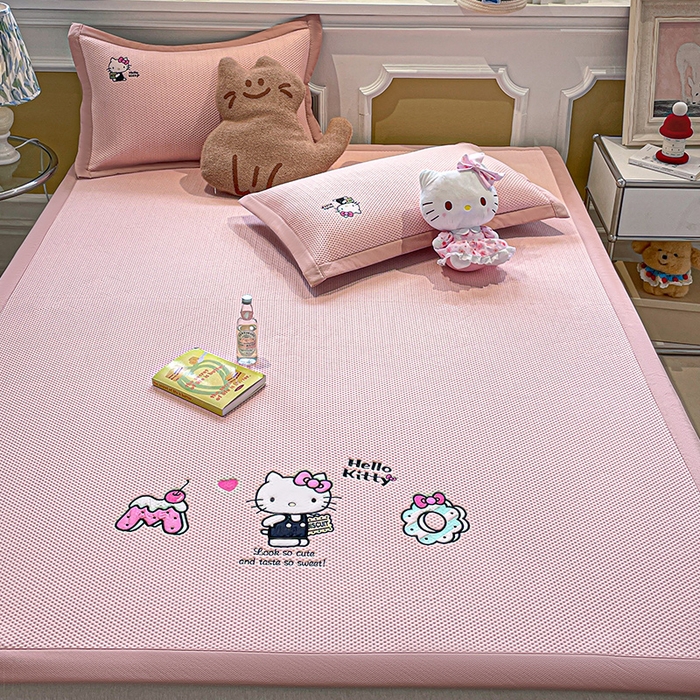 91家纺网 家纺一手货源 找家纺 蓝邻家纺 2025年新款PE提花正版三丽鸥刺绣凉席系列-场景一 魔法凯蒂猫