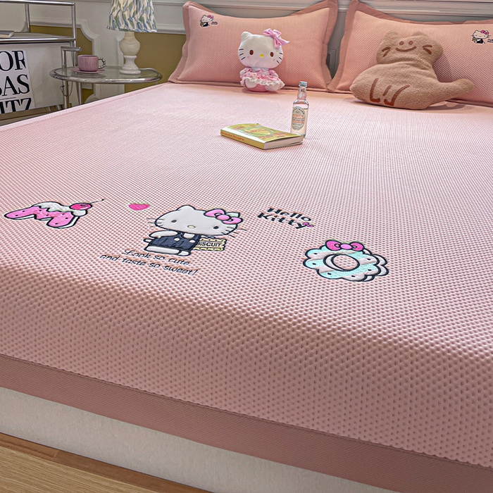 91家纺网 家纺一手货源 找家纺 蓝邻家纺 2025年新款PE提花正版三丽鸥刺绣凉席系列-场景一 魔法凯蒂猫