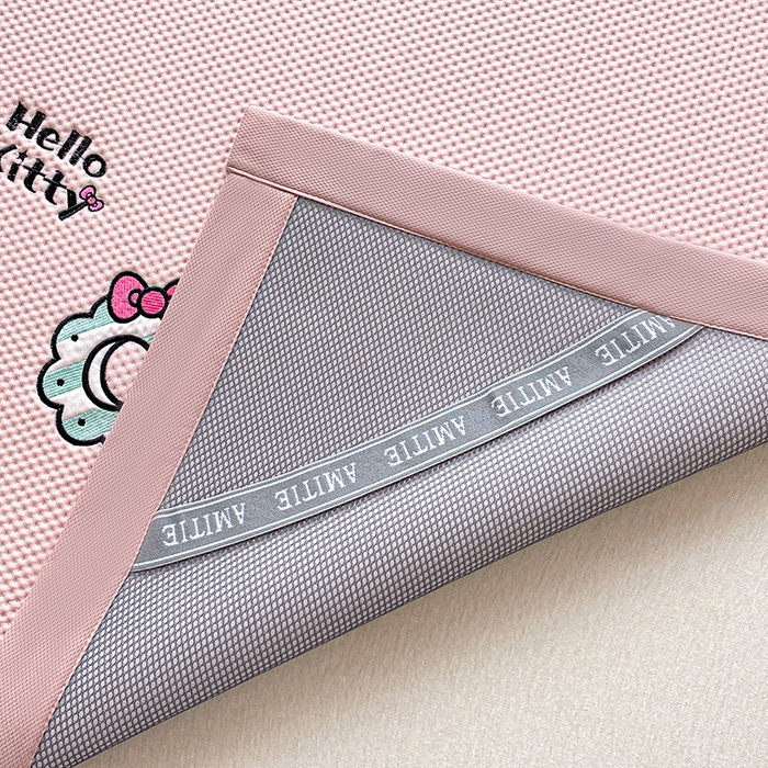 91家纺网 家纺一手货源 找家纺 蓝邻家纺 2025年新款PE提花正版三丽鸥刺绣凉席系列-场景一 魔法凯蒂猫